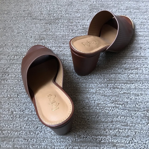 Refresh Ariba Dark Camel Brown Perforated Block Heel Slip On Mules In Size 8.5 - Picture 4 of 12
